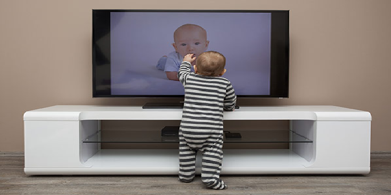چگونه از برگشتن و افتادن تلویزیون بر روی کودکان جلوگیری کنیم؟