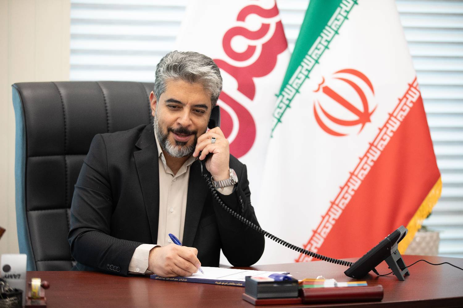 ارتباط مستقیم مدیرعامل شرکت شهروند با استقبال زیاد کارکنان روبرو شد./پیگیری وضعیت سلامت دو نفر از همکاران در حاشیه گفتگوی تلفنی با کارکنان شرکت شهروند از سوی داود قربانیان انجام شد. ارتباط مستقیم مدیرعامل شرکت شهروند با استقبال زیاد کارکنان روبرو شد./پیگیری وضعیت سلامت دو نفر از همکاران در حاشیه گفتگوی تلفنی با کارکنان شرکت شهروند از سوی داود قربانیان انجام شد.