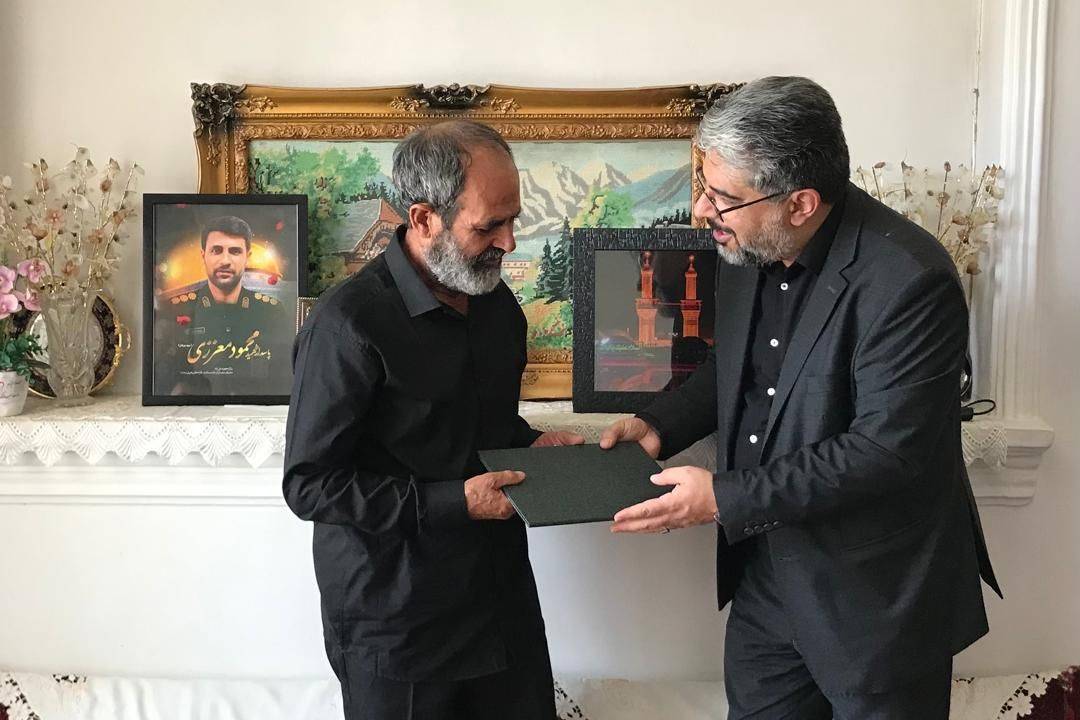 دیدار مدیرعامل فروشگاه‌های زنجیره‌ای شهروند با خانواده شهدای جنگ ۱۲ روزه/ ادای احترام به قهرمانان وطن